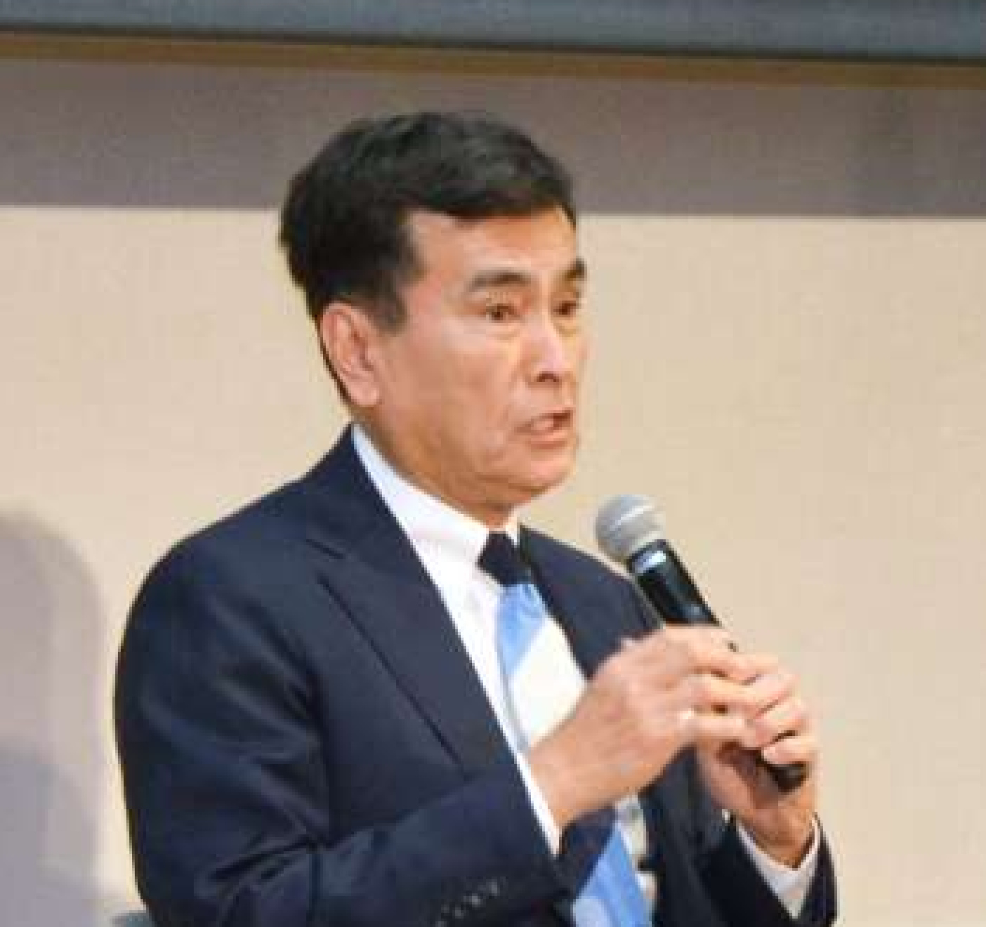 地球温暖化について話す石原良純さん＝２２日、鹿児島市のセンテラス天文館