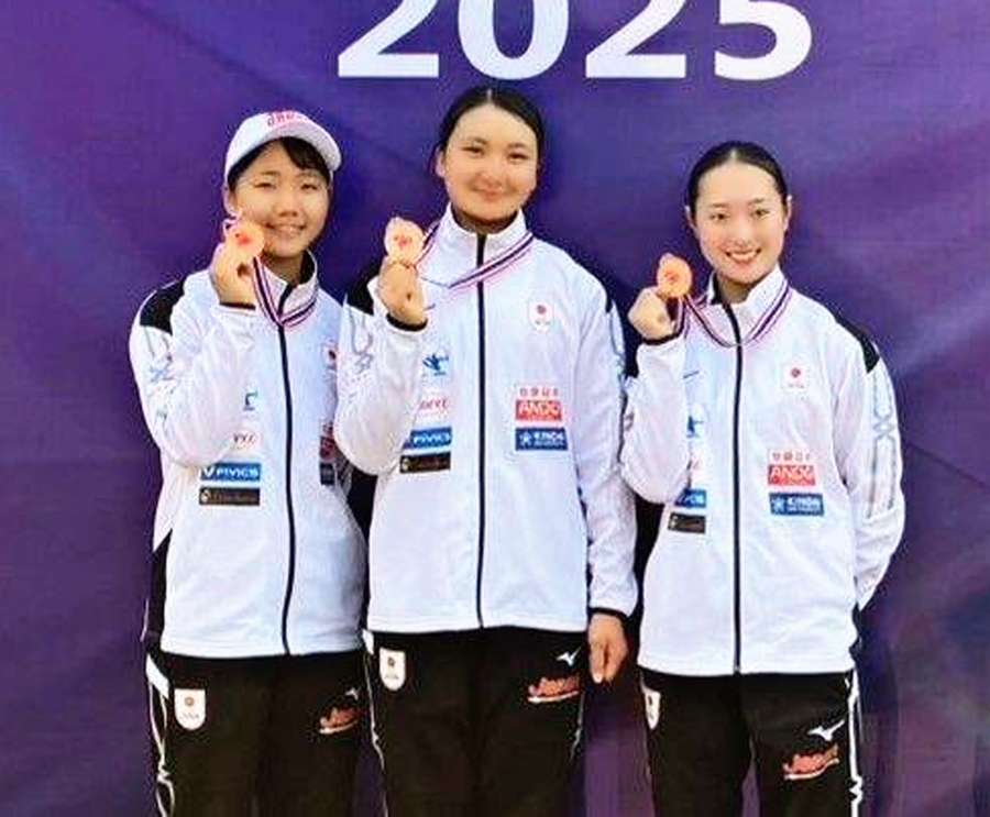 リカーブ女子団体で優勝した大田（左）ら日本代表＝タイ・バンコク