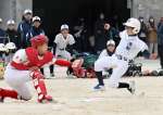 熱戦を繰り広げる選手＝みなみの風総合運動公園