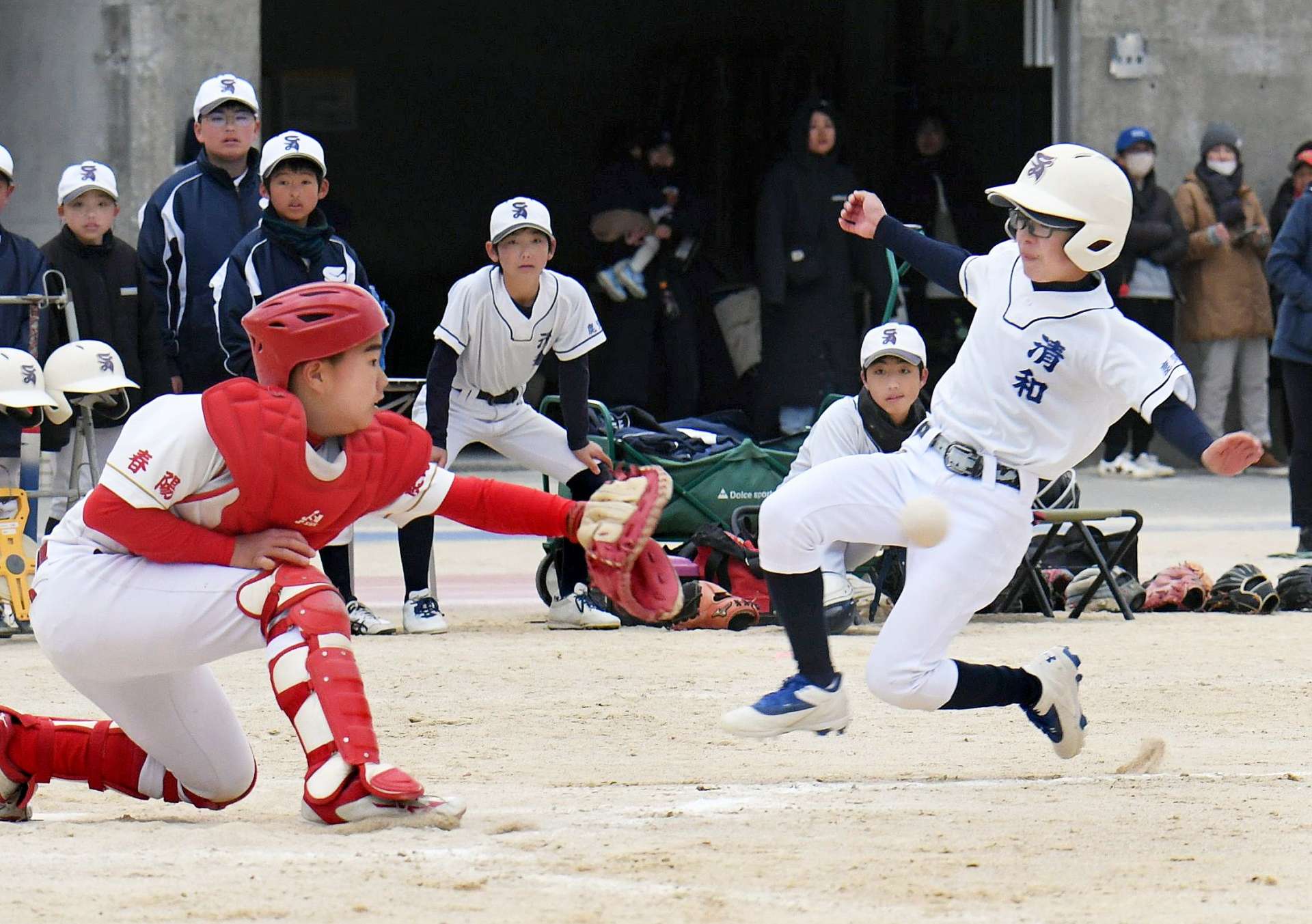 熱戦を繰り広げる選手＝みなみの風総合運動公園