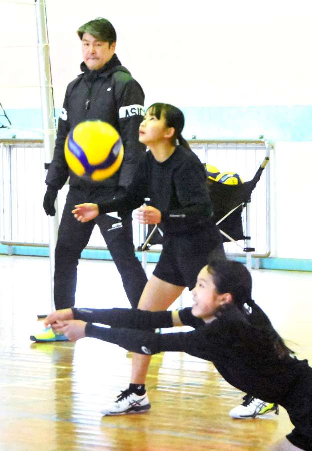 バレー部の練習を見守る植田辰哉さん（奥）＝南さつま市の万世中学校