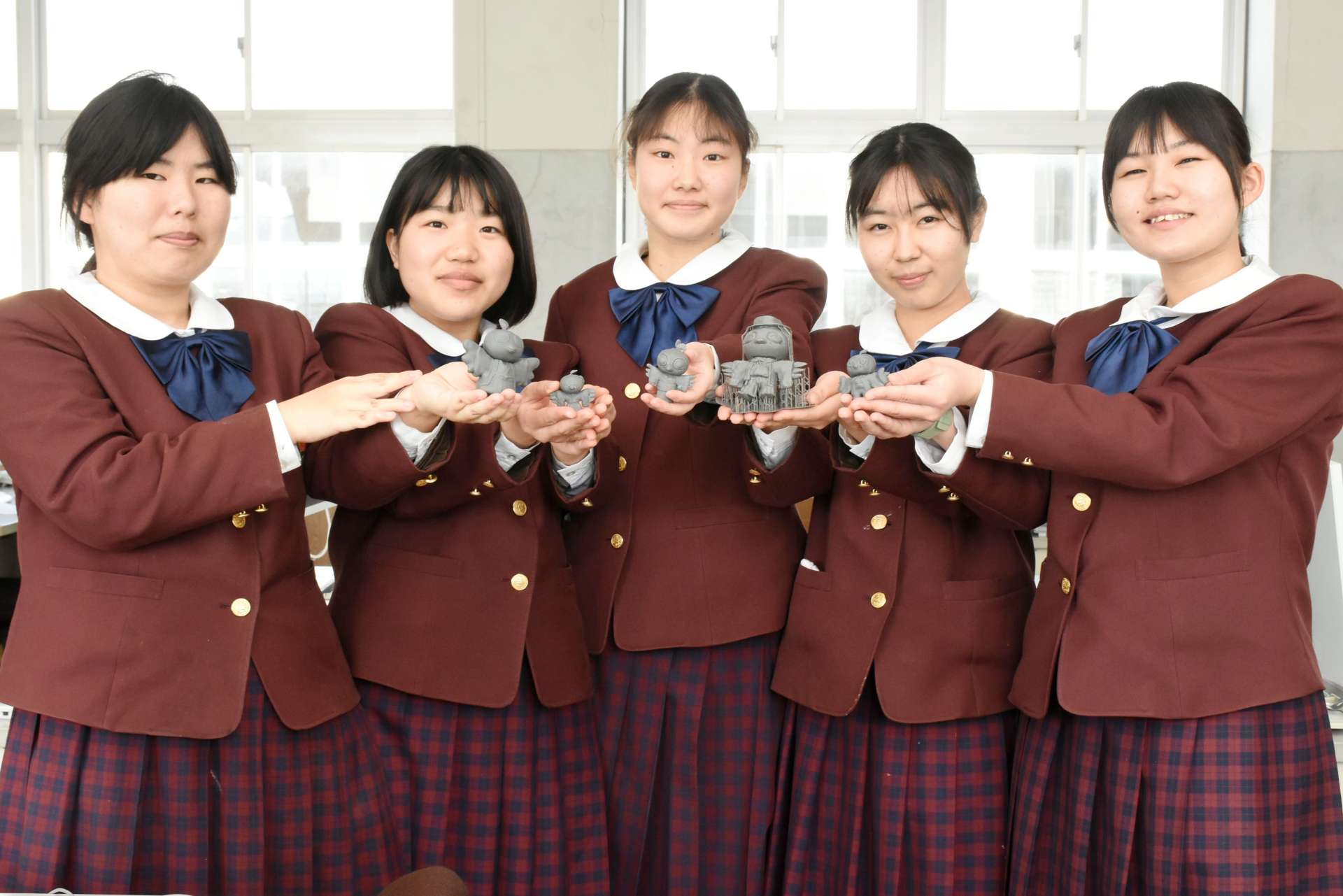 ３Ｄプリンターで「つるみんジャー」を作った生徒たち＝出水市の出水商業高校