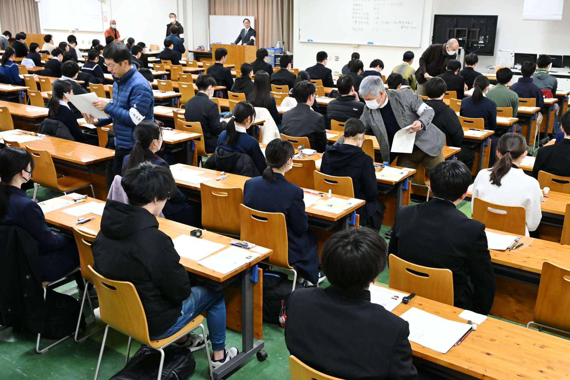試験開始を待つ受験生＝２５日午前９時１５分、鹿児島市の鹿児島大学