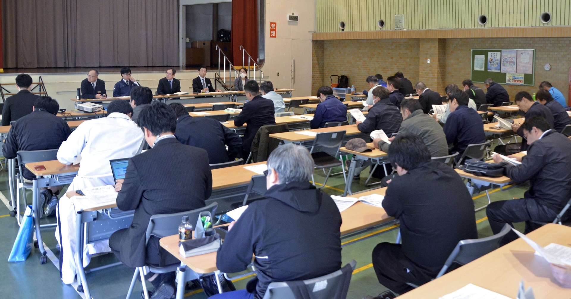 林業事業者ら約９０人が参加した林業大学校サポートチーム会議＝２５日、鹿児島市の県青少年会館