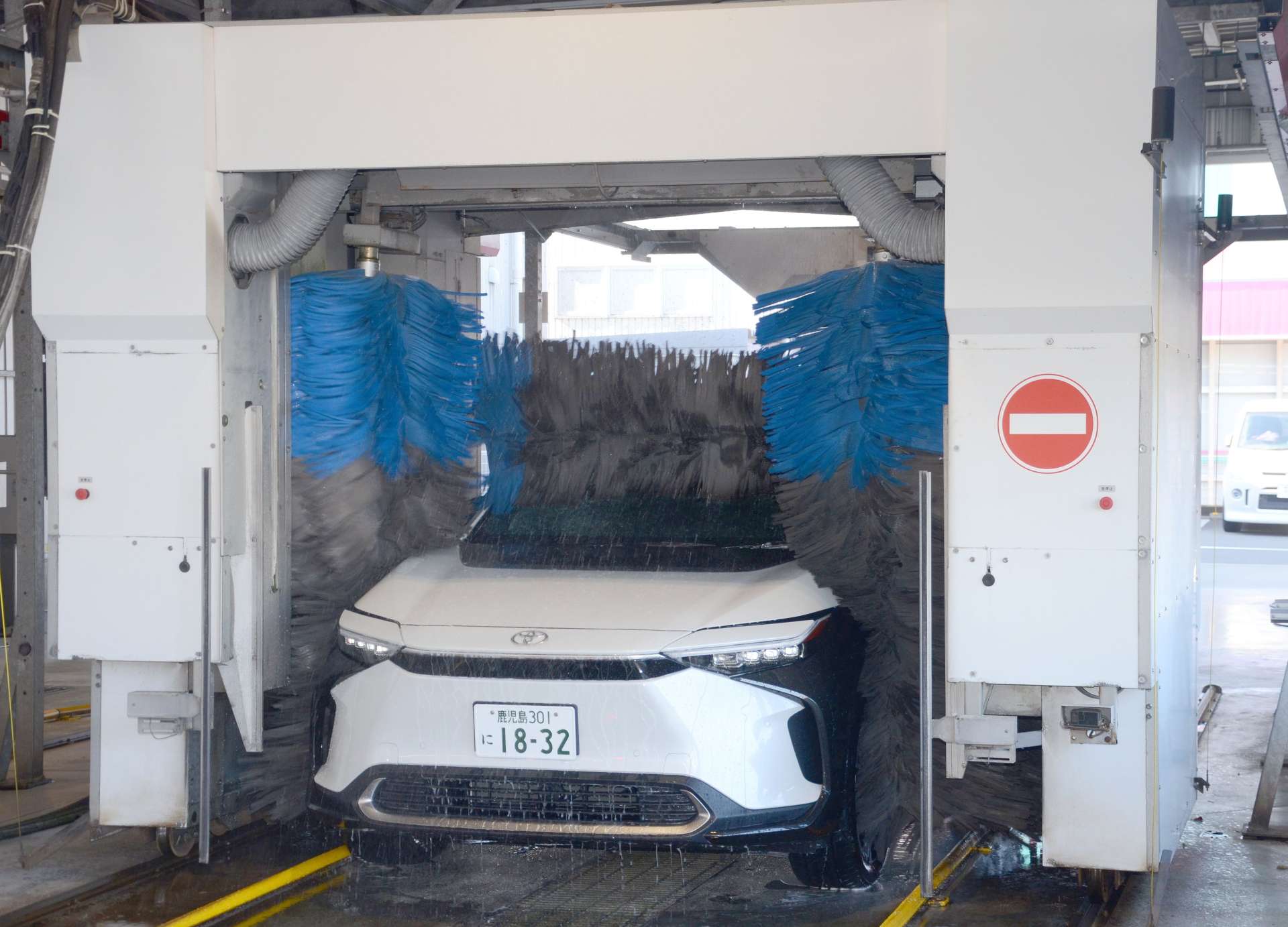 排水を再利用する洗車機＝２５日、鹿児島市のＰＯＬＤＥＲ　Ｔｅｒｒａｃｅ