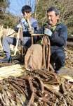 カジノキの皮剝ぎ作業をする野元政志さん（右）ら＝さつま町神子
