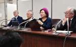 会見中に涙を浮かべる鴨志田祐美弁護士（右から２人目）ら＝２６日、東京・霞が関の司法記者クラブ