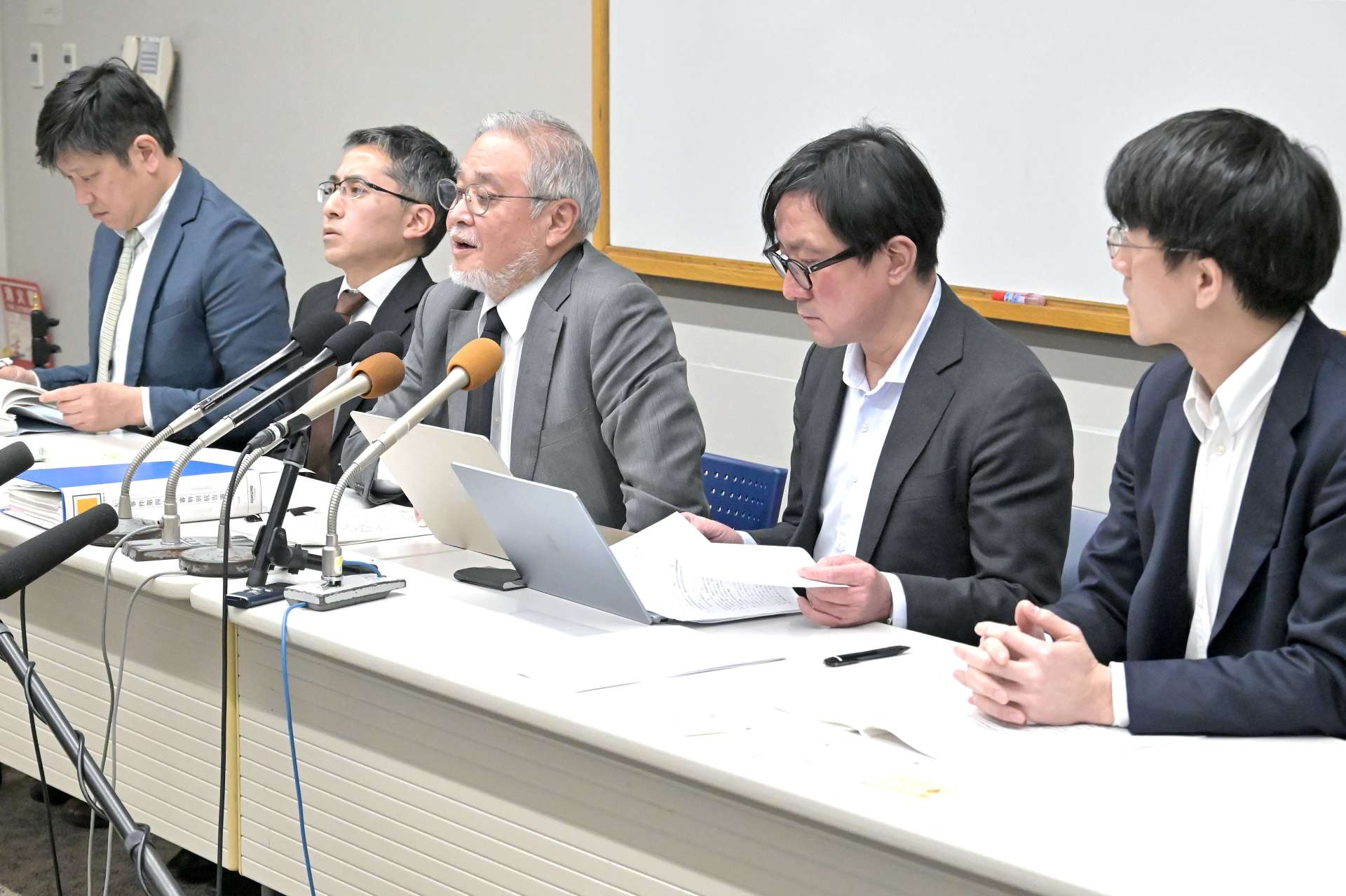 特別抗告棄却を受け会見する森雅美弁護士（中央）ら＝２６日午後４時２５分、鹿児島市のカクイックス交流センター