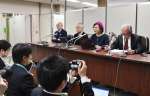 特別抗告の棄却を受け、会見する鴨志田祐美弁護士（右から２人目）ら＝２６日午後１時１５分、東京・霞が関の司法記者クラブ
