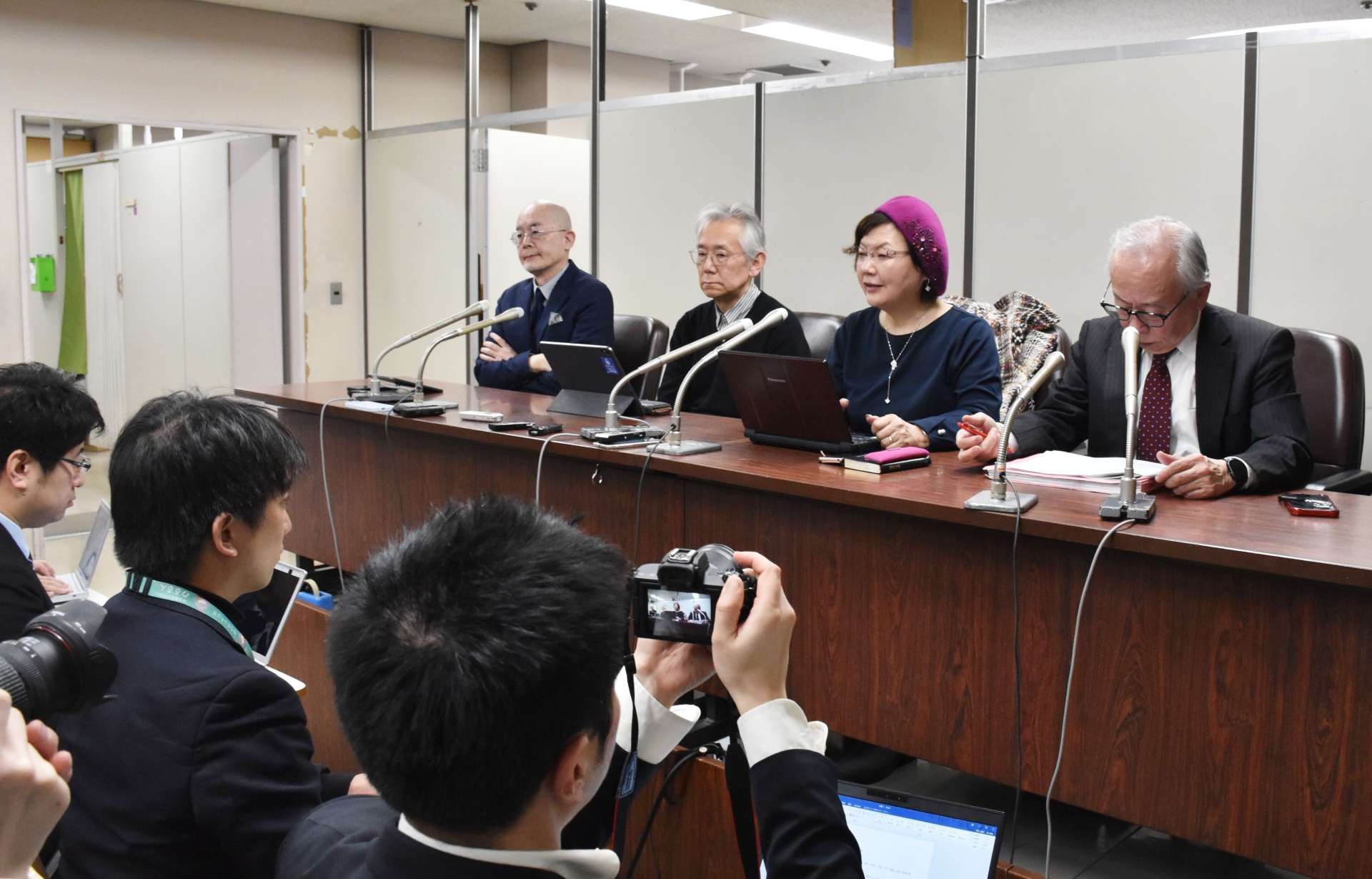 特別抗告の棄却を受け、会見する鴨志田祐美弁護士（右から２人目）ら＝２６日午後１時１５分、東京・霞が関の司法記者クラブ
