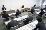 意見を交わす第７１回「読者と報道」委員会＝２６日、鹿児島市の南日本新聞会館
