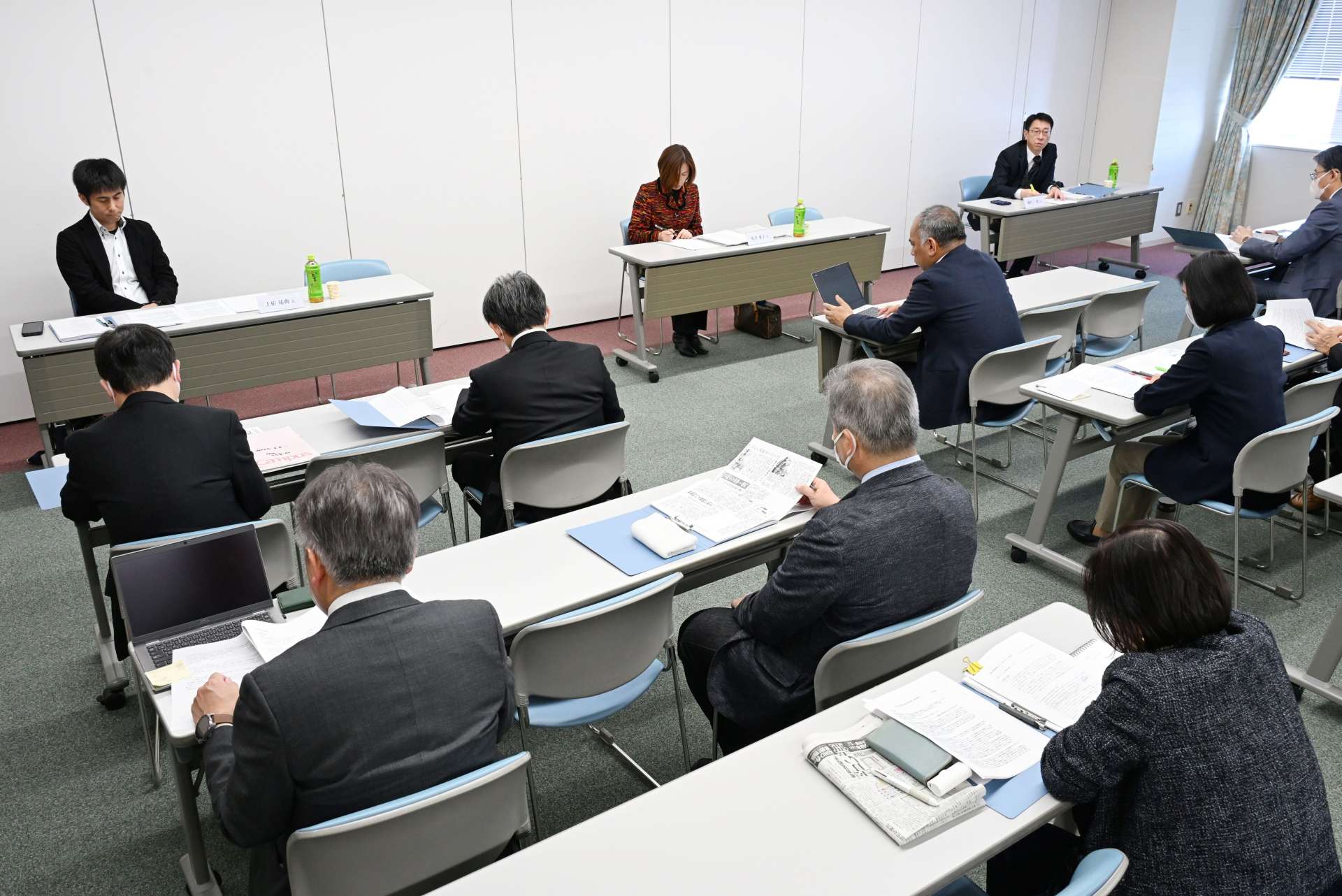 意見を交わす第７１回「読者と報道」委員会＝２６日、鹿児島市の南日本新聞会館