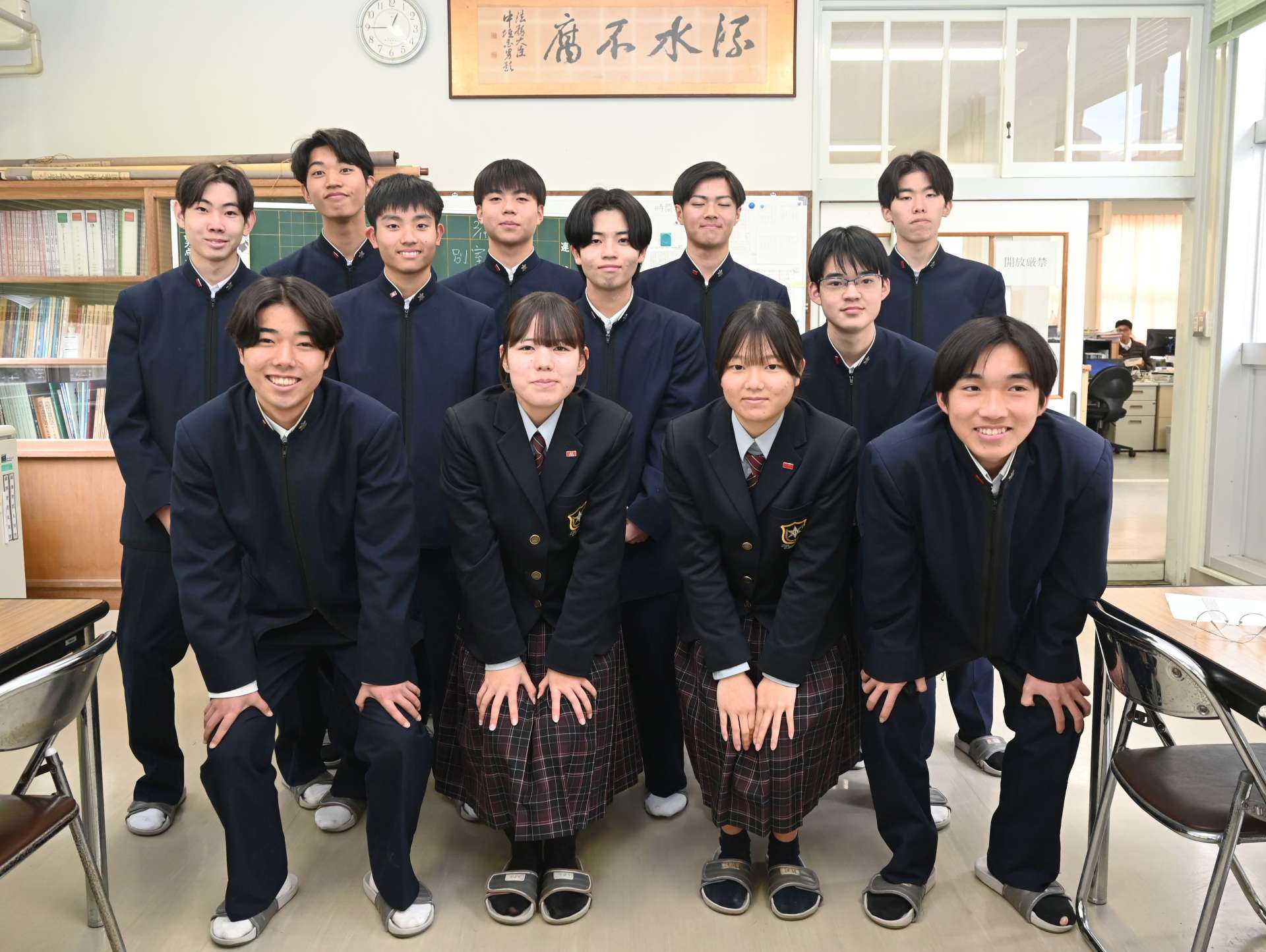 「１陸技」に合格した平峰辺蓮さん（前列左から２人目）と「２陸技」合格の同級生＝枕崎市の鹿児島水産高校