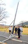 お披露目された発射台と打ち上げ予定のロケット＝２７日、肝付町の岸良小学校跡地