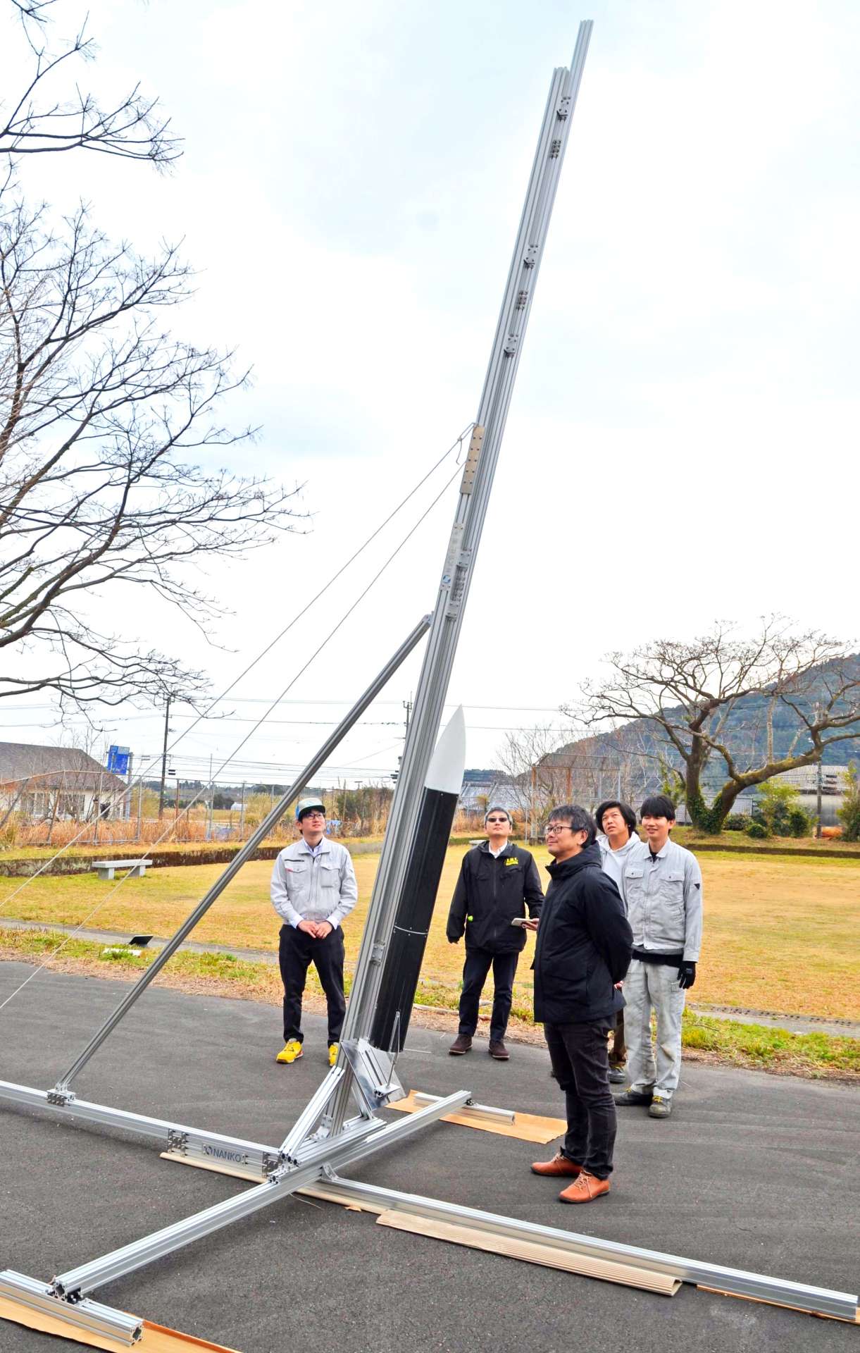 お披露目された発射台と打ち上げ予定のロケット＝２７日、肝付町の岸良小学校跡地