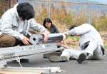 発射台にロケットを設置する千葉工業大学の学生ら＝２７日、肝付町