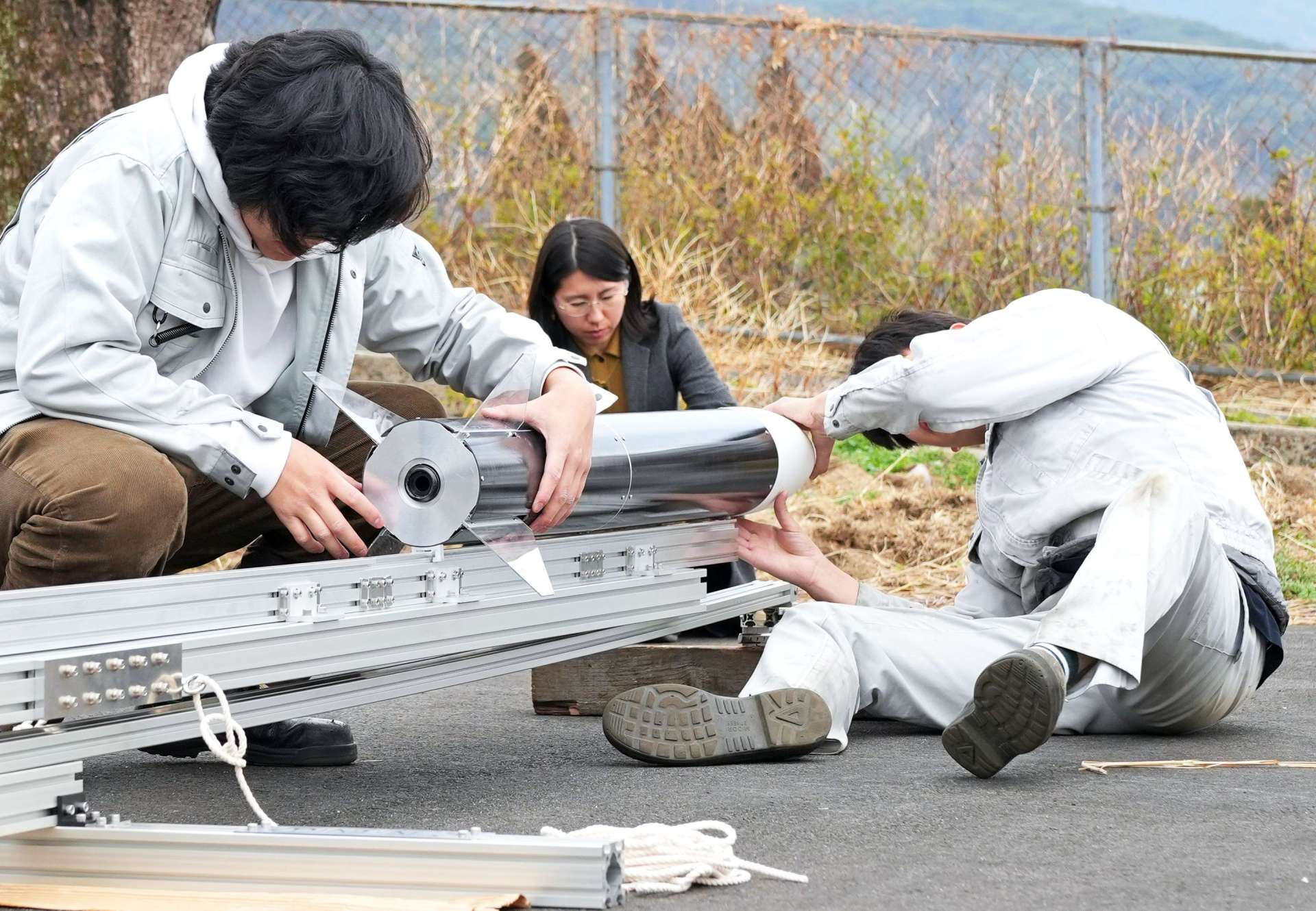 発射台にロケットを設置する千葉工業大学の学生ら＝２７日、肝付町