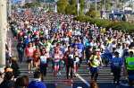 日差しを受け一斉にスタートするランナーたち＝２０２４年３月３日、鹿児島市南林寺町