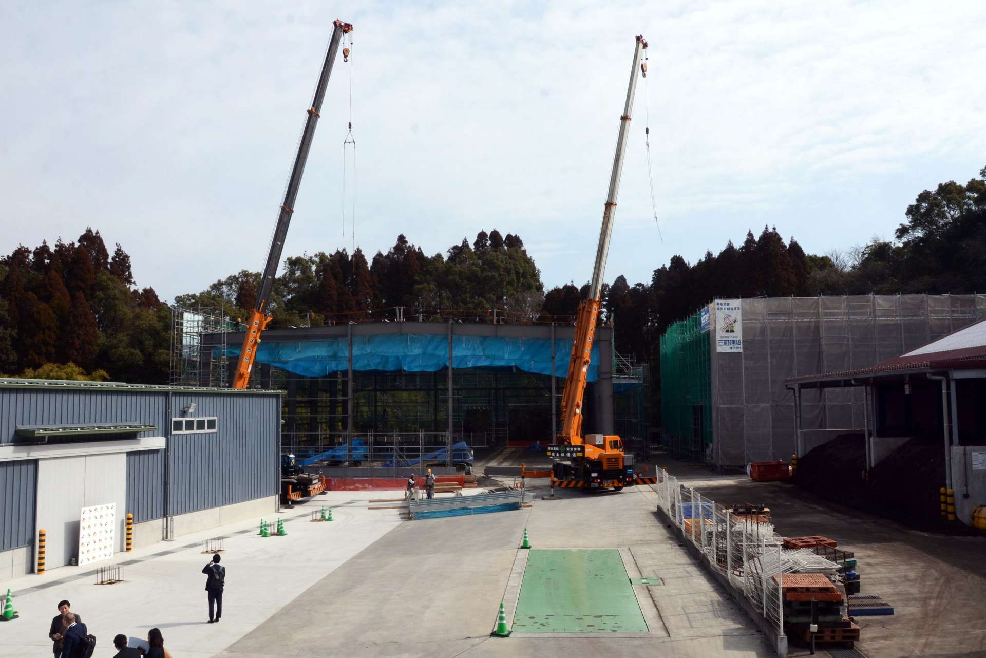 整備が進む「資源循環プラザ　アクロスひおき」（奥）＝２７日、日置市伊集院の丸山喜之助商店