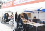 ランナーへの参加賞を準備するスタッフ＝２８日、鹿児島市山下町の中央公園