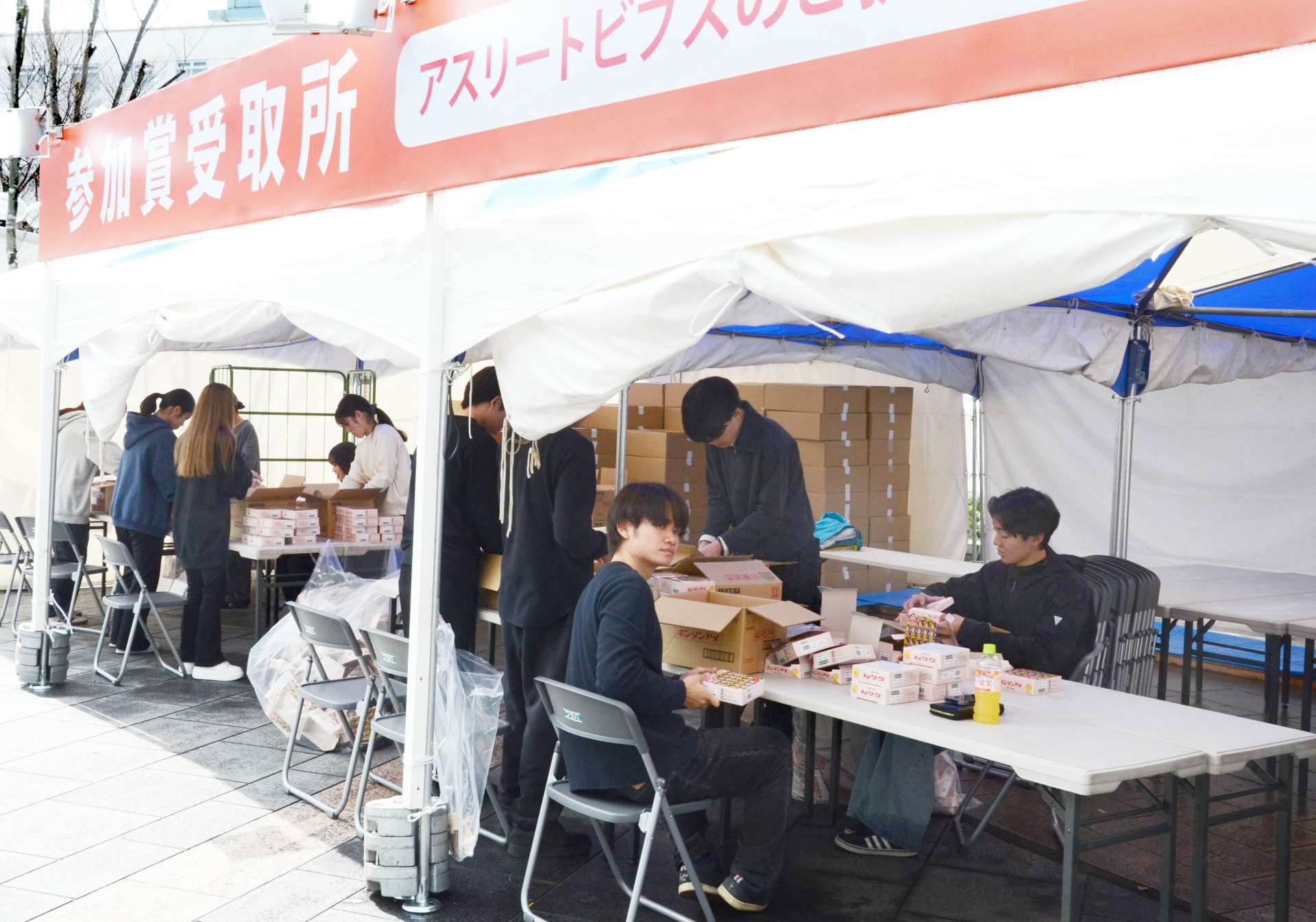 ランナーへの参加賞を準備するスタッフ＝２８日、鹿児島市山下町の中央公園