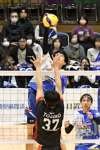 第３セット、クイックを打つフラーゴラッド鹿児島・水野＝南さつま市の加世田運動公園体育館
