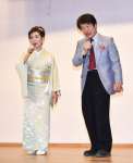 「伊佐の響き」を歌う田畑重光さん、美津子さん夫妻＝伊佐市文化会館