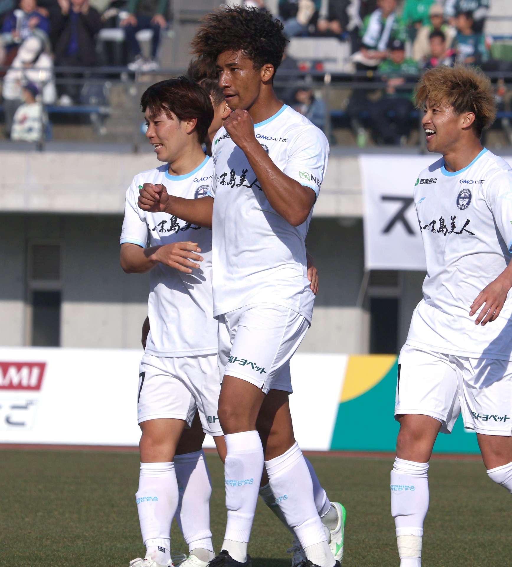 後半１５分、２点目を決め喜ぶ鹿児島ＵのＦＷンドカ＝相模原ギオンスタジアム