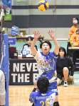 第３セット、トスを上げるＦ鹿児島の山本＝加世田運動公園体育館