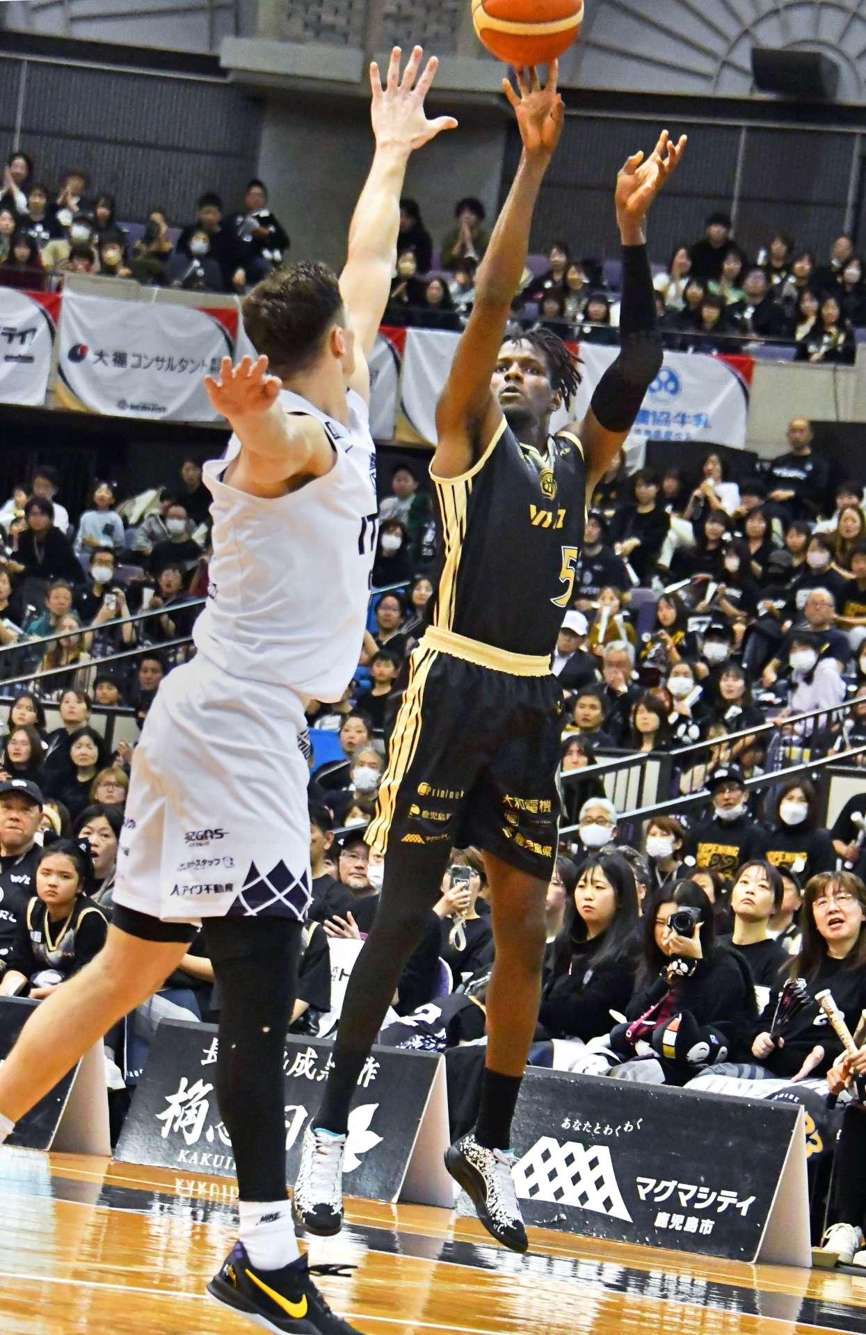 第４クオーター、３点シュートを決めるレブナイズの伴馬＝西原商会アリーナ