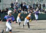 声援を受け、白熱した試合を繰り広げる選手＝知覧平和公園