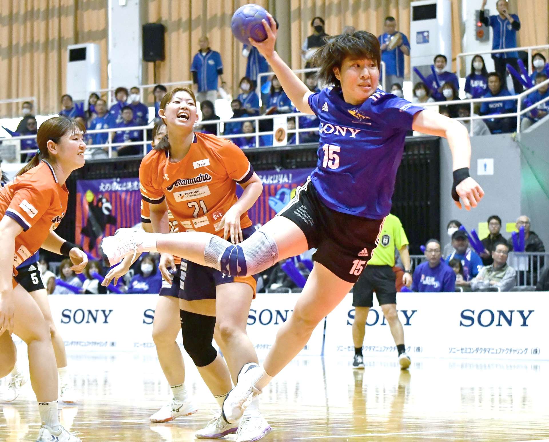 前半、シュートを放つブルーサクヤの青＝桷志田体育館