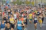 〈別カット〉一斉にスタートする鹿児島マラソンのランナー＝２日午前８時半すぎ、鹿児島市住吉町