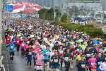 完走を目指して、一斉にスタートするランナー＝２日８時３８分、鹿児島市南林寺町