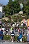 西郷銅像に見守られ力走するランナー