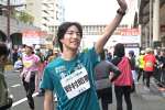 観衆に手を振る青山学院大の野村明夢選手＝鹿児島市山下町