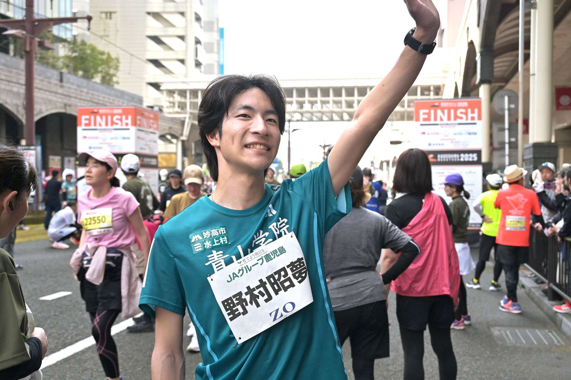 観衆に手を振る青山学院大の野村明夢選手＝鹿児島市山下町