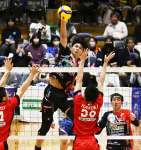Ｆ鹿児島の古井が速攻を決め第１セット奪う＝南さつま市の加世田運動公園体育館