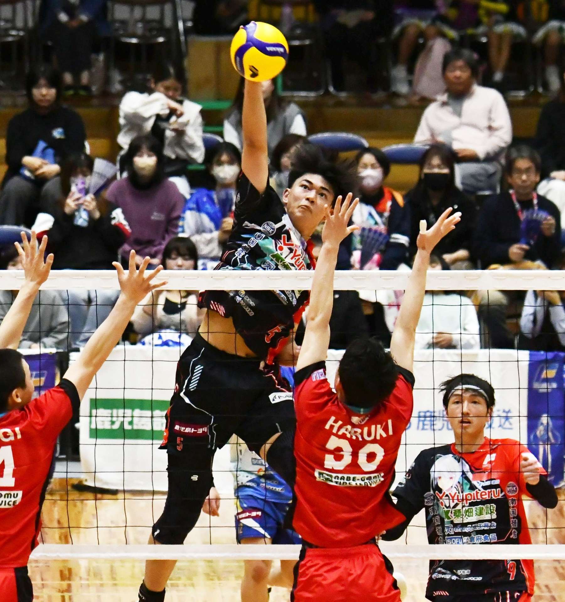 Ｆ鹿児島の古井が速攻を決め第１セット奪う＝南さつま市の加世田運動公園体育館