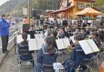 沿道で演奏する重富中学校吹奏楽部＝２日、姶良市脇元