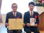 農林水産省畜産局長賞を受賞したグリーンネットワークとどろきの轟木高昭さん（左）＝３日、東京（鹿児島県提供）