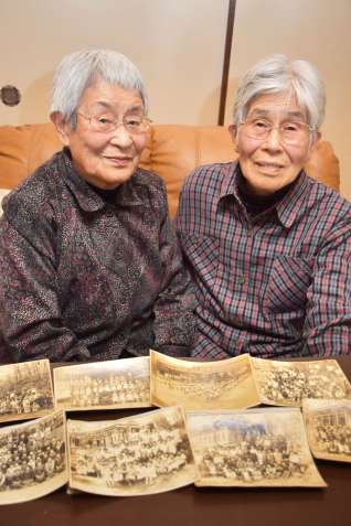 「戦争は絶対にだめ」と話す竹内妙子さん（左）と妹の福地弘子さん＝薩摩川内市平佐町
