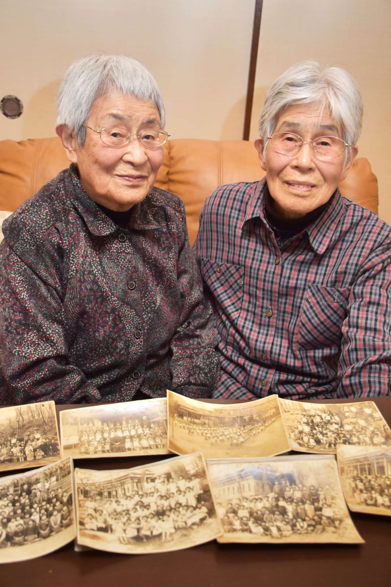 「戦争は絶対にだめ」と話す竹内妙子さん（左）と妹の福地弘子さん＝薩摩川内市平佐町