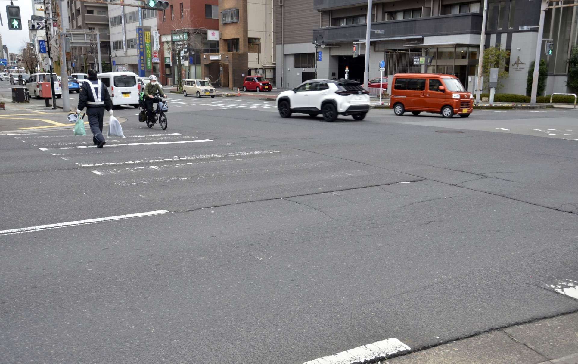白線の摩耗が進んだ横断歩道＝３日、鹿児島市西田１丁目