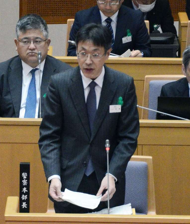鹿児島県警の一連の不祥事を巡る質問に答える岩瀬聡本部長＝５日、県議会
