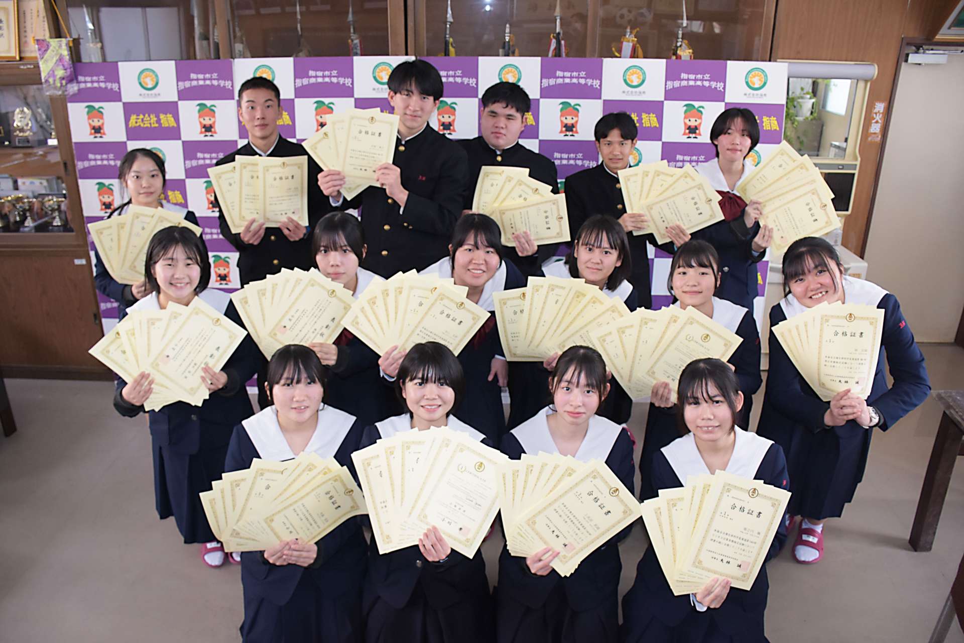 全商検定１級に全員が３種目以上合格し、喜ぶ会計マネジメント科の１期生＝指宿市の指宿商業高校