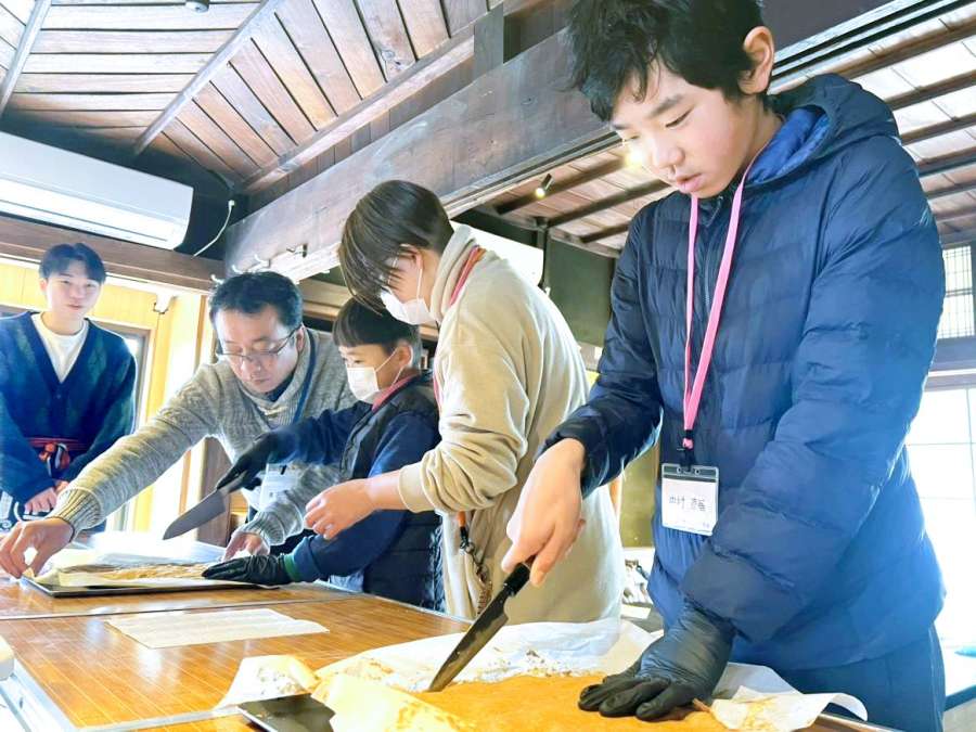 げたんは作りを体験する参加者＝霧島市横川