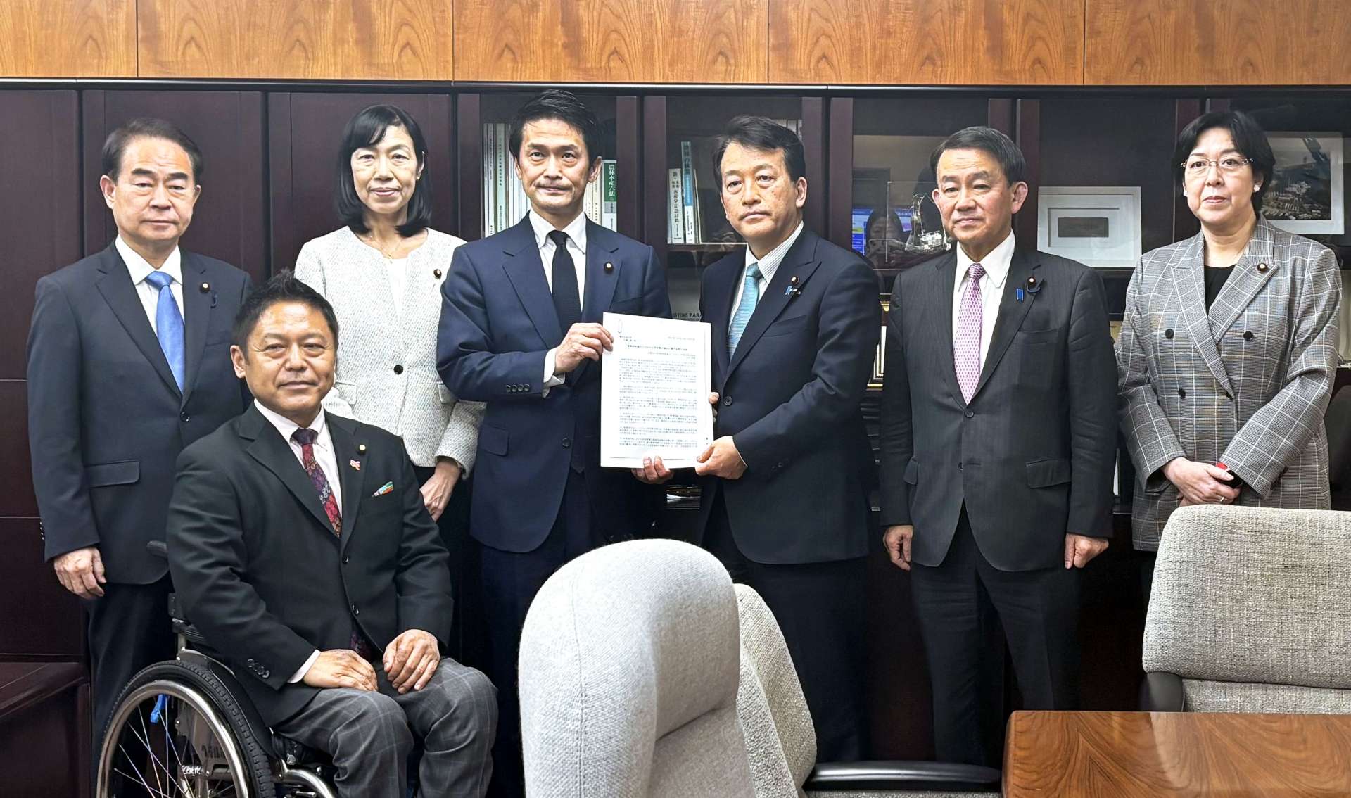 要望書を手渡す対策本部の議員ら＝６日、東京・霞が関の農林水産省