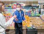 香港で開いた販売会で薩摩川内市産のキンカンをＰＲする農家＝２月１６日、香港のＹＡＴＡ百貨店（薩摩川内市提供）