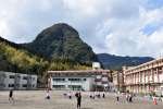 児童を見守る「剣の平」＝姶良市平松